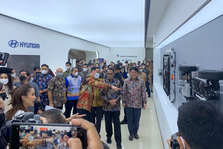Menteri Perhubungan Budi Karya Sumadi saat meresmikan pusat pameran Hyundai Mobility Exhibition Center di Museum Transportasi, TMII, pada Jumat (25/11/2022).
