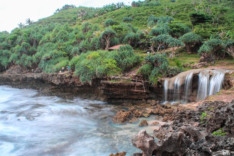 Air terjun di Pantai Jogan, Kabupaten Gunugkidul, Yogyakarta.