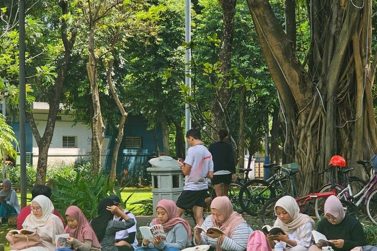 Tak Saling Kenal dan Tak Perlu Mengobrol, Ini Cara Warga Jakarta Menikmati Buku