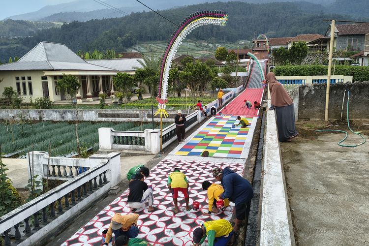 Semarak HUT RI, Warga Lereng Gunung Lawu Hias 600 Meter Jalan Kampung dengan Motif Batik
