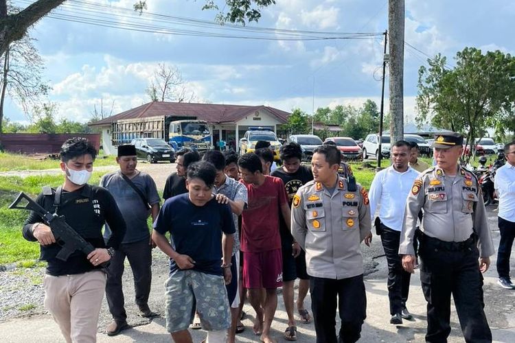 Petugas kepolisian saat mengamankan 10 pelaku pencuri kabel PT. Pertamina Hulu Rokan di Kabupaten Bengkalis, Riau, Senin (23/5/2023).