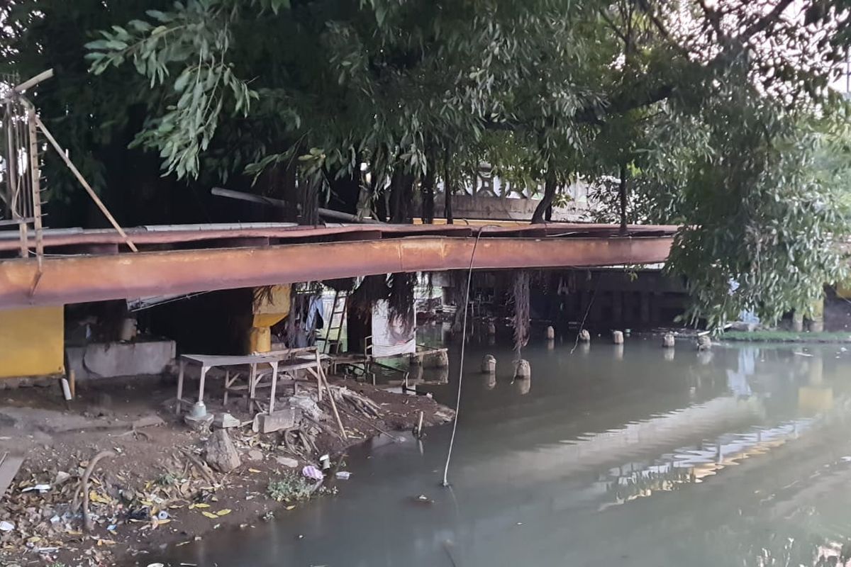 Kehidupan Gelap dan Pengap di Bawah Kolong Jembatan Pakin...