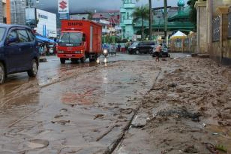 Sehari pasca banjir, Jalan Sultan Babulah terlihat masih tertutup lumpur, Rabu (31/7/2013)