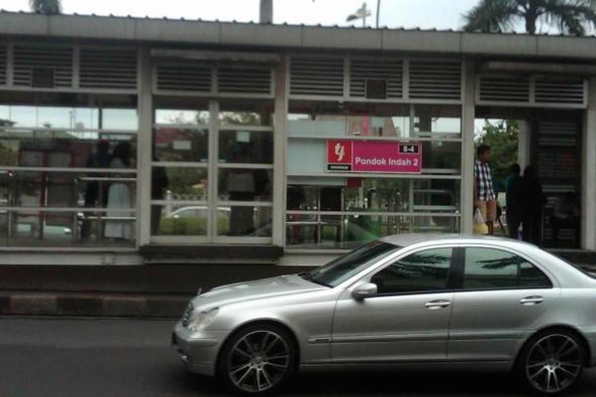 Halte busway Pondok Indah II atau yang biasa disebut halte Pondok Indah Mall pada Senin (3/6/2013)