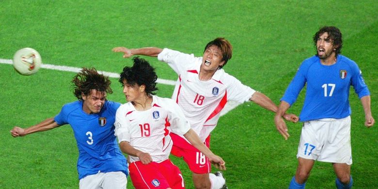 Penyerang Korea Selatan, Ahn Jung-hwan, saat mencetak gol yang memastikan kemenangan timnya atas Italia pada fase 16 besar Piala Dunia 2002 di Daejeon, Korea Selatan, 18 Juni 2002.