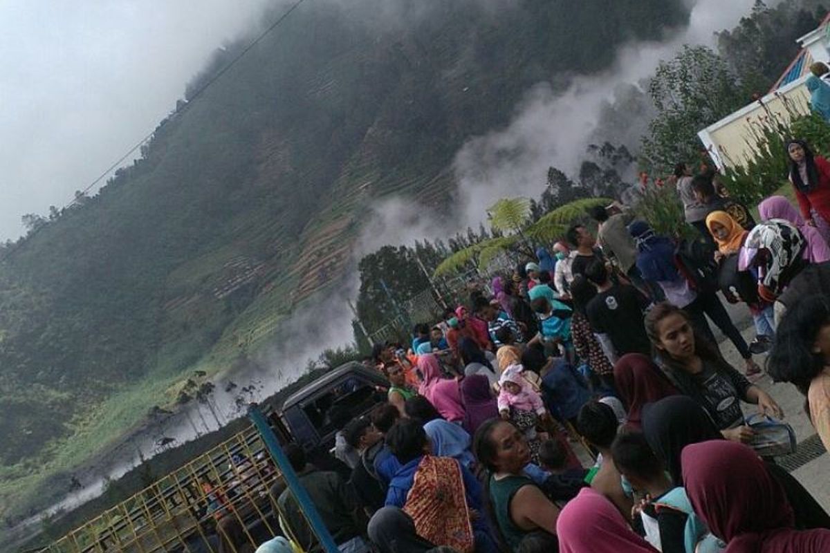 Kawah Sileri Dieng menyemburkan lumpur setinggi 200 meter di kawasan Desa Kepakisan Batur, Banjarnegara, Minggu (2/7/2017).