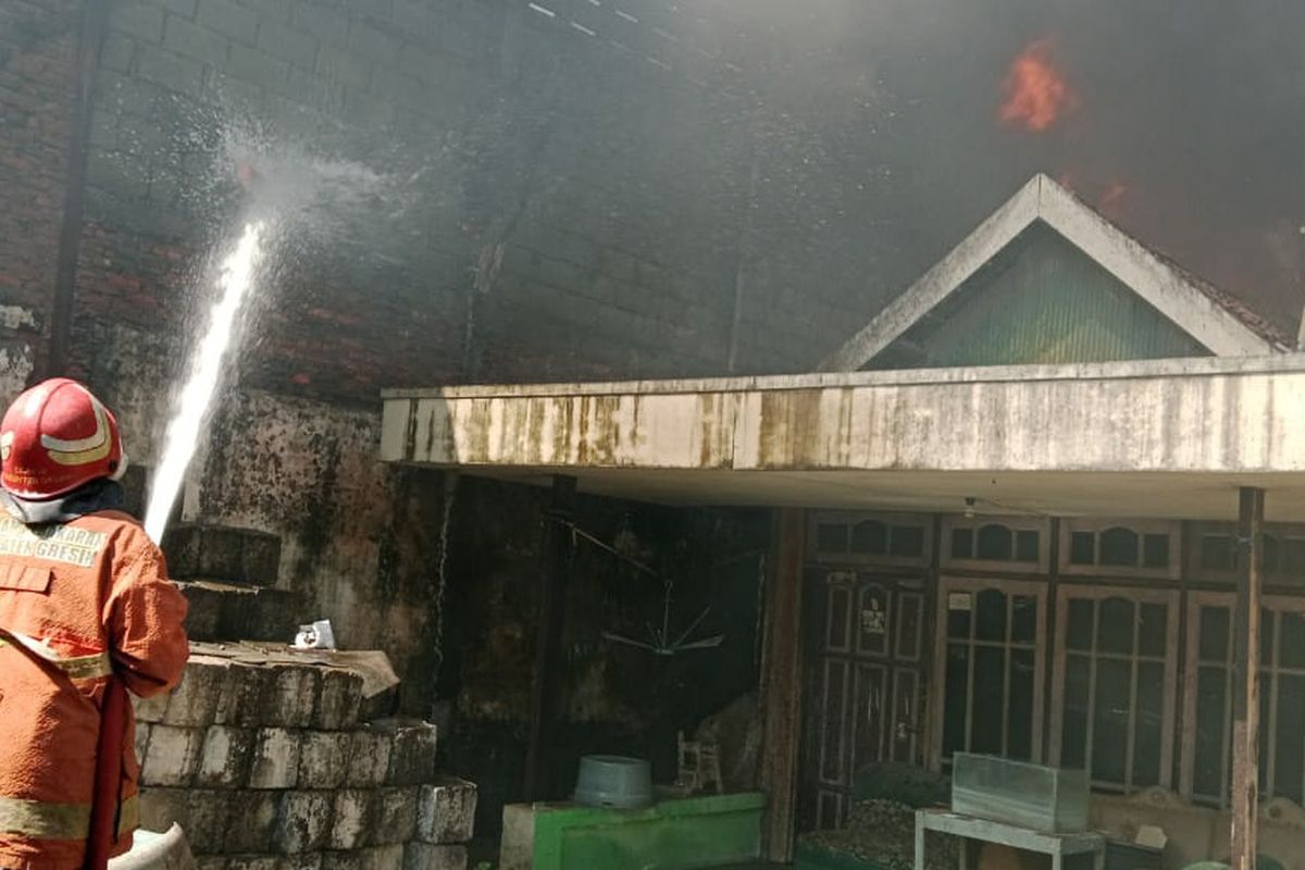 Petugas coba memadamkan api yang membakar pabrik kasur busa (spons) di Desa Gadung, Kecamatan Driyorejo, Gresik, Jawa Timur, Kamis (11/7/2024).