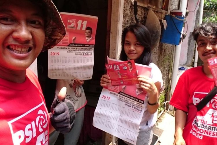 Relawan calon anggota legislatif DPR RI dari Partai Solidaritas Indonesia (PSI) Yurgen Alifia saat berkampanye.