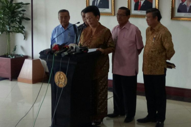 Lima anggota DPD membacakan surat terbuka ke MA. Surat itu meminta agar Ketua MA Hatta Ali tak memandu sumpah jabatan Pimpinan DPD baru.