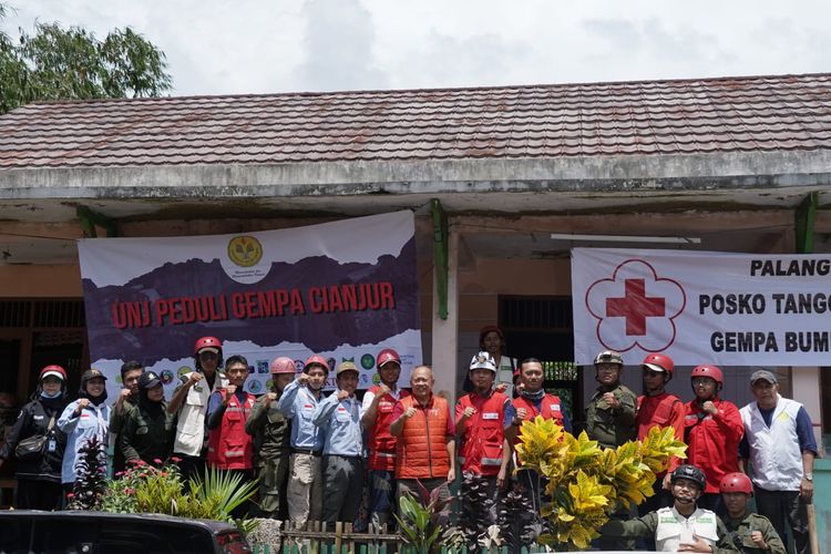 Rektor Universitas Negeri Jakarta (UNJ) dan tim meninjau posko tanggap darurat di SMP Al-Adzkiya, Desa Bunikasih, Kecamatan Warungkondang, Kabupaten Cianjur (28/11/2022).