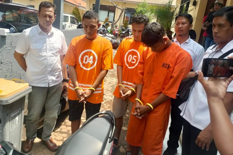 Polisi menunjukkan tiga tersangka penganiayaan yang menewaskan satu orang warga di Desa Pangkung Paruk, Kecamatan Seririt, Kabupaten Buleleng, Provinsi Bali, Senin (29/1/2024). 