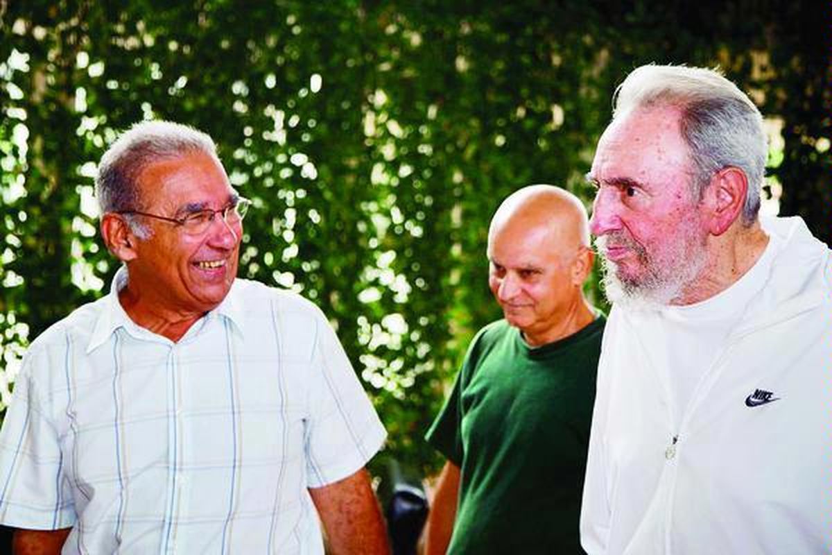 Pemimpin Kuba Fidel Castro (kanan) menurut foto yang dirilis situs web media milik pemerintah mereka, Cubadebate, Sabtu (10/7). Castro berdiri di samping orang tak dikenal saat berkunjung ke Pusat Penyelidikan Ilmiah Nasional di Havana pada 7 Juli 2010. Fidel Castro tak pernah difoto di depan publik lagi sejak jatuh sakit serius pada bulan Juli 2006.