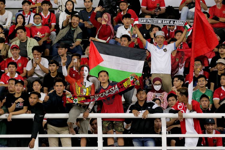 Bentuk dukungan suporter Indonesia saat menyaksikan babak penyisihan Grup A Piala Dunia U17 2023 Indonesia melawan Ekuador yang berakhir dengan skor 1-1 di Stadion Gelora Bung Tomo Surabaya, Jawa Timur, Jumat (10/11/2023) malam.