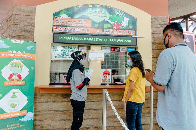 Pengunjung Saloka Theme Park membeli tiket untuk memasuki wahana.