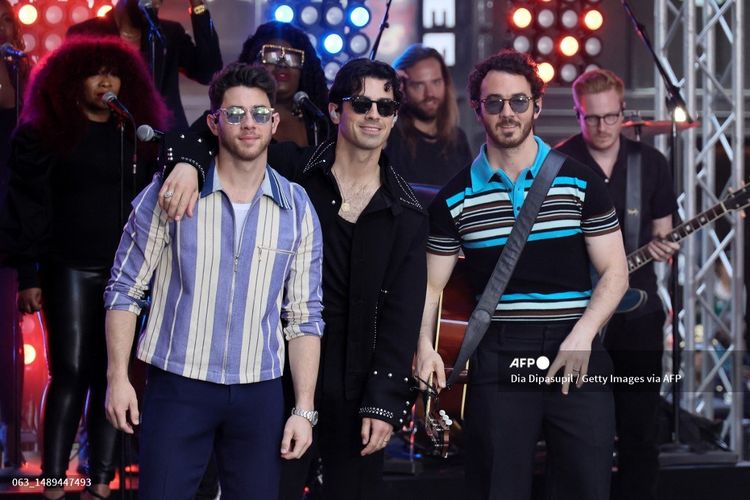 Jonas Brothers, (dari kiri) Nick Jonas, Joe Jonas, dan Kevin Jonas tampil di program Today di NBC di Rockefeller Plaza, New York City, pada 12 Mei 2023.