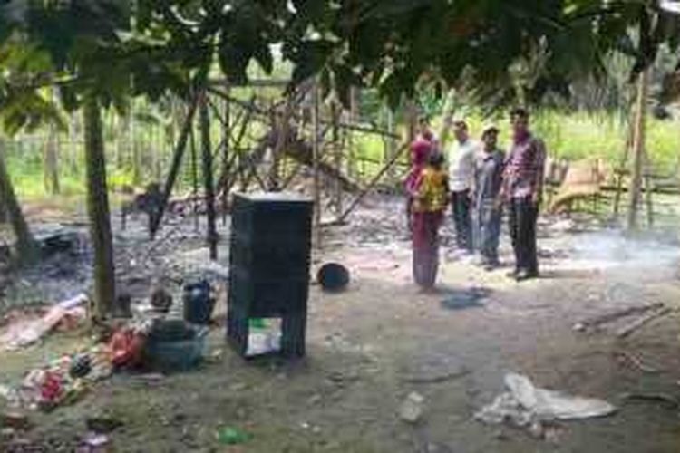 Bekas rumah yang dibakar oleh Samsul Indani, warga Desa Meurbo, Kecamatan Lhoksukon, Aceh Utara, Senin (22/1/2016). Samsul membakar rumahnya sendiri setelah marah pada istrinya