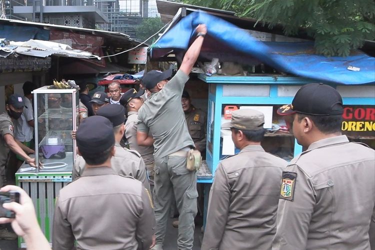 Petugas Satpol PP saat membongkar lapak pedagang liar di Jalan Senopati Dalam 1, Jakarta Selatan, Rabu (14/6/2023). 