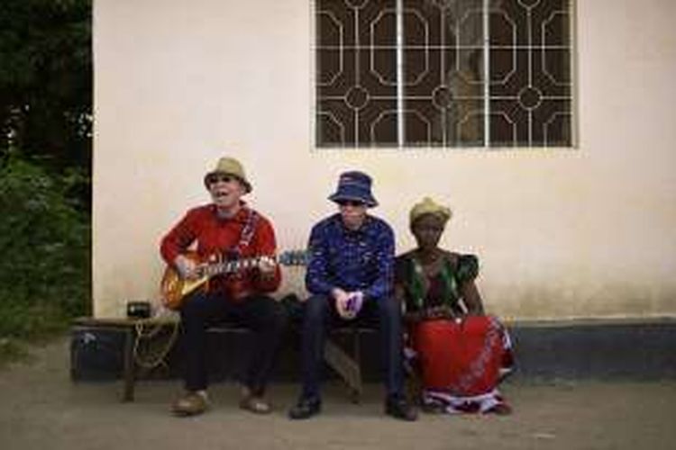 Seorang pria albino penghuni Pulau Ukerewe, Tanzania tengah bernyanyi sambil bermain gitar. Pulau ini sudah sejak lama menjadi tempat berlindung warga albino Tanzania dari ancaman pembunuhan dan diskriminasi.