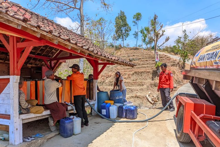 Droping air bersih yang dilakukan BPBD Kabupaten Ponorogo di Desa Karangpatihan. Desa Karangpatihan merupakan desa paling parah terdampak musim kemarau karena sejak bulan Mei warga sudah kesulitan mendapatkan air bersih.