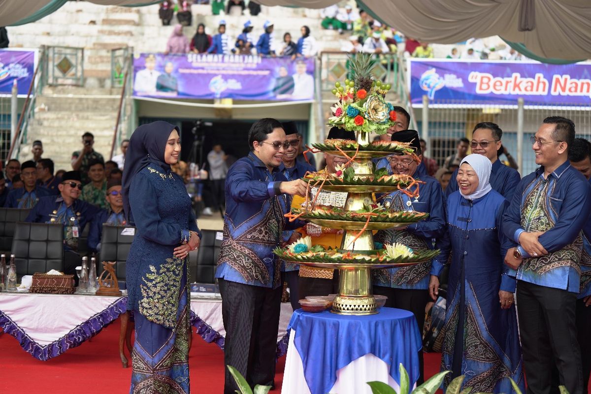 Acara puncak perayaan HUT ke-64 HST, dilakukan pemotongan nasi astakona secara simbolis oleh Bupati Aulia yang didampingi oleh Wakil Bupati H Mansyah, para istri, dan unsur Forum Koordinasi Pimpinan Daerah (Forkopimda) HST.
