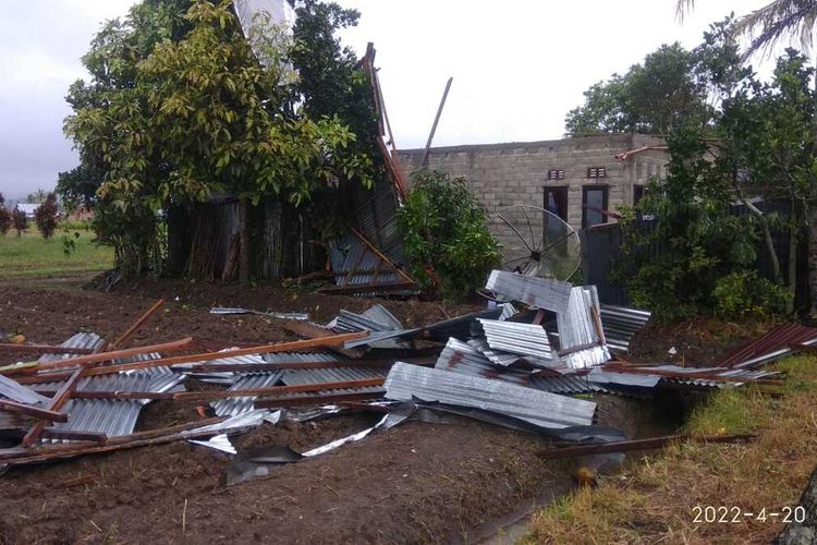 Sebanyak 7 rumah di Desa Rimbo Recap, Kecamatan Curup Selatan, Kabupaten Rejang Lebong, Provinsi Bengkulu alami kerusakan akibat hantaman angin puting beliung menerpa daerah itu pukul 13.00 WIB, Rabu (20/4/2022).