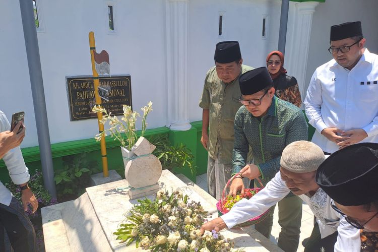 Ketua Umum PKB Muhaimin Iskandar (Cak Imin) berziarah ke makam pendiri NU Abdul Wahab Hasbulloh di Tambakberas, Jombang, Jawa Timur, Minggu (10/9/2023). 