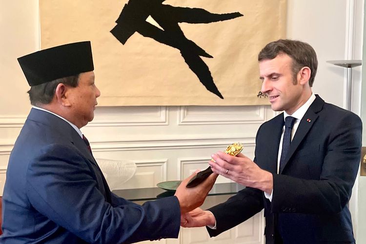 Menteri Pertahanan (Menhan) Prabowo Subianto memberikan cenderamata berupa keris dan buku kepada Presiden Prancis Emmanuel Macron.