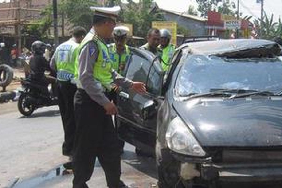 Mobil Suzuki Vitara bagian depannya penyok usai mengalami kecelakaan tunggal di Jalan Pantura, Kendal, Jawa Tengah Sabtu (18/8) lalu