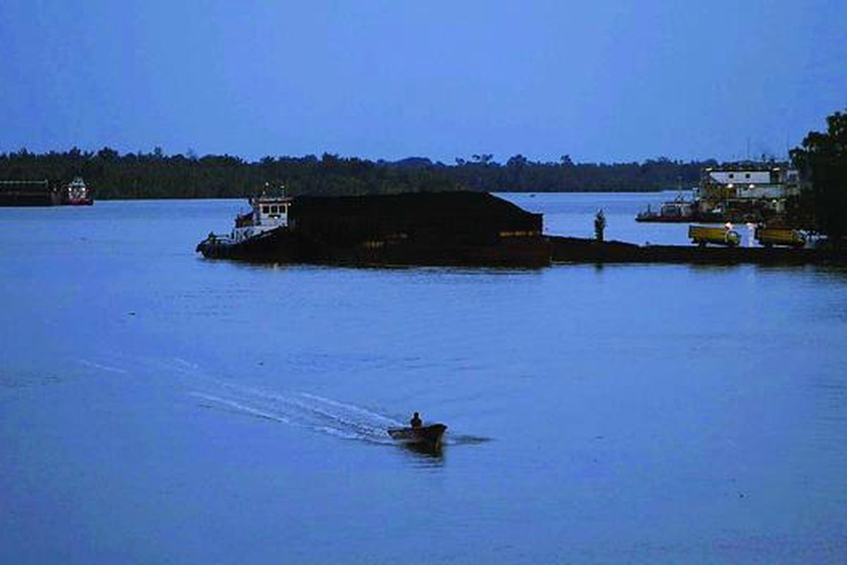 Truk menaikkan batubara ke dalam kapal tongkang di Sungai Dondang, Kecamatan Muara Jawa, Kabupaten Kutai Kartanegara, Kalimantan Timur, Selasa (24/1). Pemerintah pusat tidak memiliki data primer seluruh pertambangan batubara dan mineral yang kontrak karyanya dilakukan antara investor dan pemerintah daerah. Akibatnya, potensi hilangnya pendapatan negara menjadi terbuka lebar.