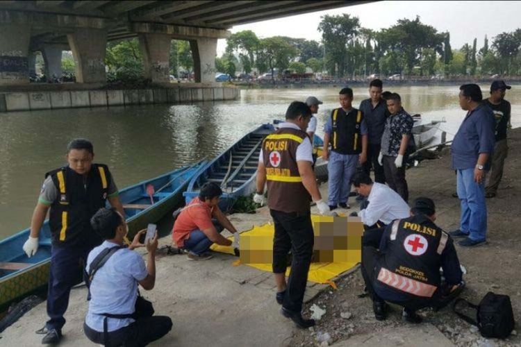 Evakuasi mayat pria di sungai Kali Surabaya, Rabu (2/5/2018).