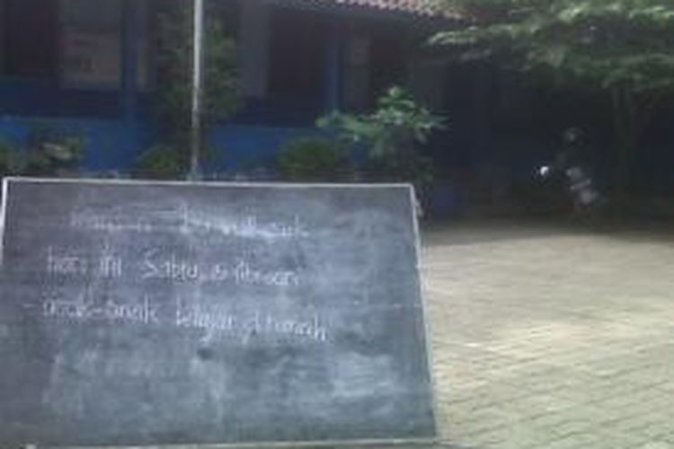 Sekolah-sekolah di Semarang, Jawa Tengah, diliburkan, Sabtu (14/2/2014), sebagai antisipasi dampak abu vulkanik Gunung Kelud, Jawa Timur.   