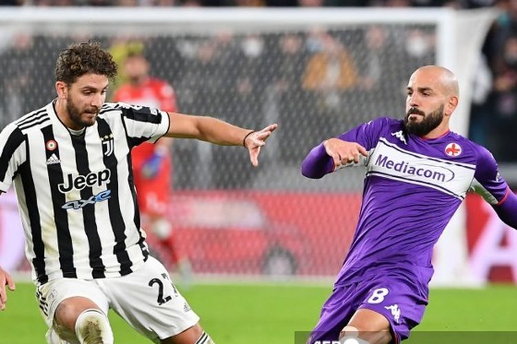Gelandang Juventus Manuel Locatelli berhadapan dengan pemain Fiorentina Riccardo Saponara pada pertandingan Juventus vs Fiorentina di Liga Italia pada 6 November 2021.