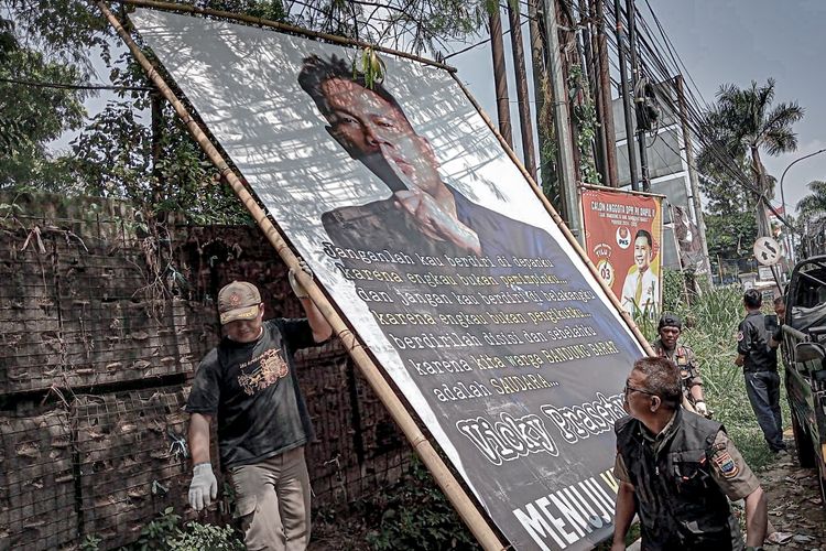 Tak miliki izin, spanduk Vicky Prasetyo dicabut Satpol PP Bandung Barat, Selasa (25/7/2023).