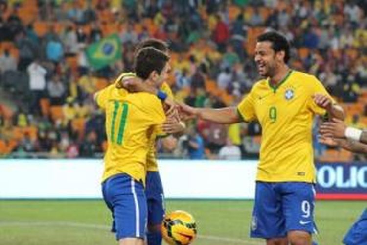 Gelandang Brasil, Oscar, merayakan golnya dalam laga persahabatan melawan Afrika Selatan, Rabu (5/3/2014). 