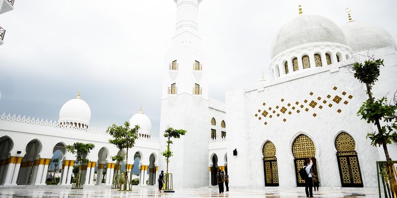 Masjid Sheikh Zayed Solo menjadi salah satu masjid ikonik yang dibangun PT Waskita Karya. Bangunan hibah dari Uni Emirat Arab tersebut mampu menampung hingga 15.000 jemaah.