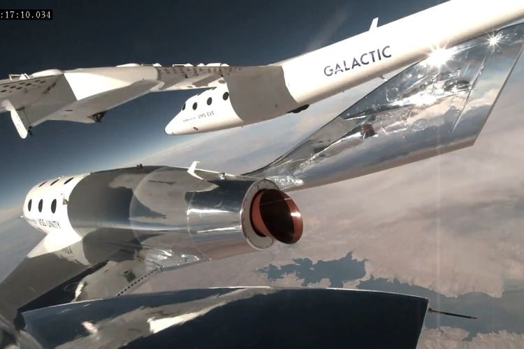 Beberapa bagian pesawat yang menerbangkan tiga wisatawan pertama Virgin Galactic ke luar angkasa pada Kamis (10/8/2023).