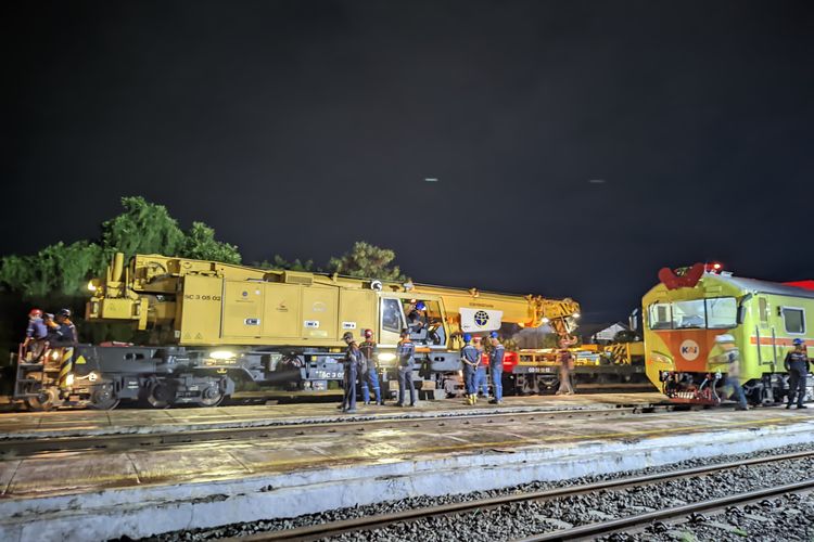 Proses Evakuasi KA Purwojaya yang anjlok di km 56+1/2 Emplasemen Stasiun Kedunggedeh pada Sabtu (25/10/2025).