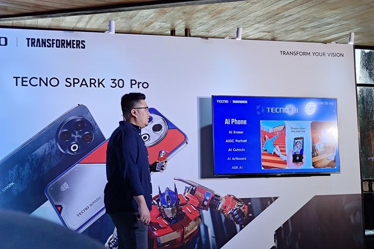 PR Manager Tecno Indonesia, Anthoni Roderick menjelaskan fitur AI di Tecno Spark 30 Pro