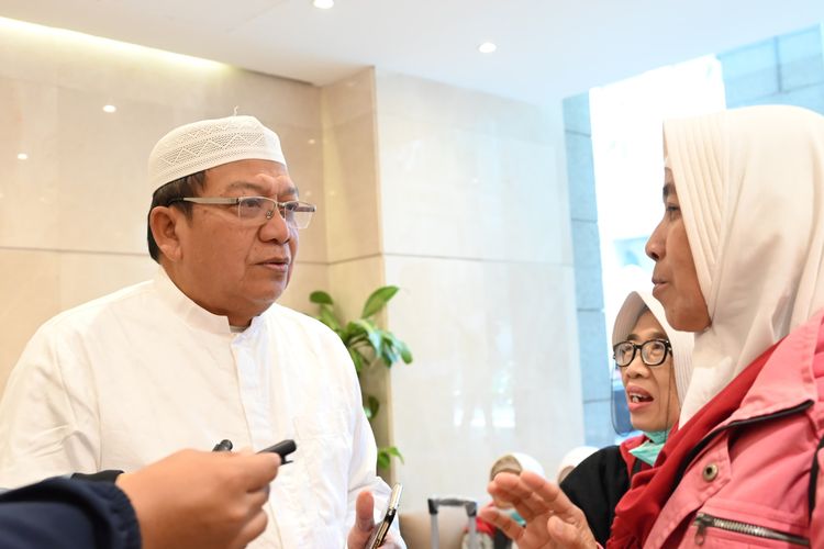 Anggota Timwas Haji DPR RI Abdul Wachid menerima sejumlah keluhan dari jemaah haji Indonesia saat berkunjung ke hotel transit jemaah Indonesia kloter 10 SOC Adisoemarmo di Taiba Suites, Madinah, Arab Saudi, Senin (24/6/2024).