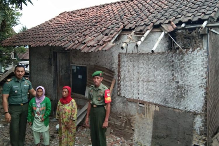 Serka Ahmad Sodikin (paling kanan) bersama Mak Aroh dan anaknya bersama Danramil Tarogong Kapten Inf Deddy Saefulloh