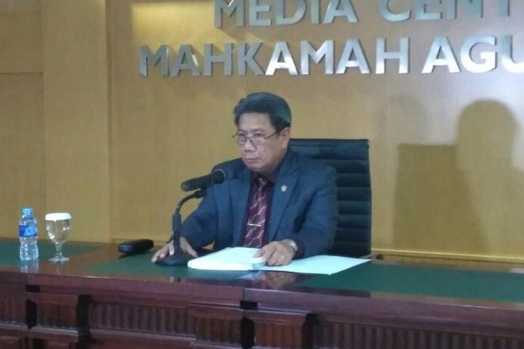 Juru Bicara Mahkamah Agung (MA) Suhadi dalam konfrensi pers di gedung MA, Jakarta Pusat, Kamis (6/4/2017).q