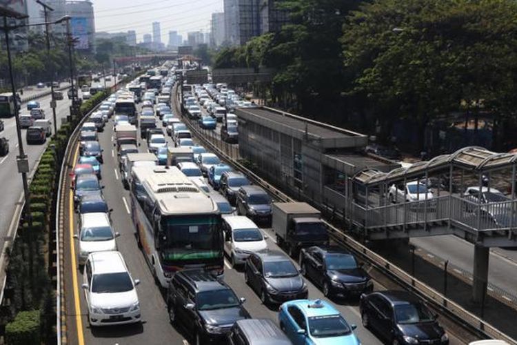 Kemacetan di ruas Jalan Tol Dalam Kota dan Jalan Gatot Subroto, Jakarta Selatan.