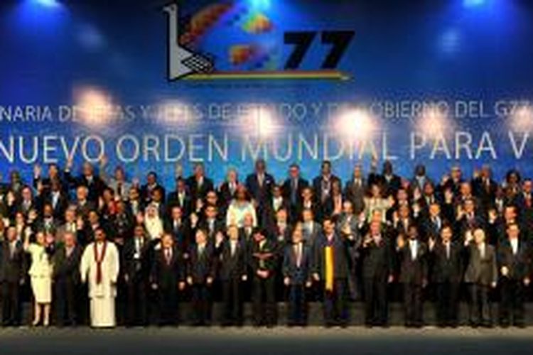 Para pemimpin dari 133 negara anggota G77 dan pemimpin China, berfoto bersama untuk dokumentasi konferensi tingkat tinggi kelompok tersebut plus China, di Santa Cruz de La Sierra, Bolivia, Minggu (15/6/2014).