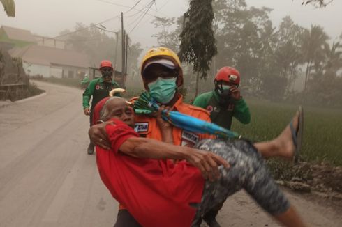 Terdampak Hujan Abu, Warga Sekitar Lereng Gunung Semeru Mengungsi