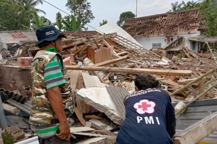 Petugas PMI Kabupaten Malang saat mendatangi rumah warga yang rusak akibat gempa, Sabtu (10/4/2021).