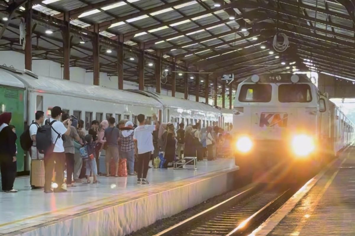 Kereta Api tiba di Stasiun Purwokerto, Jawa Tengah, Minggu (14/4/2024).