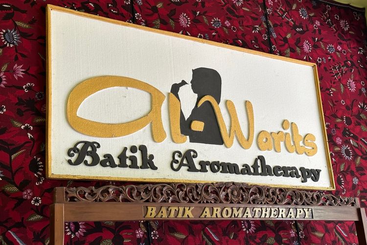 Batik dengan wangi layaknya aromaterapi mungkin belum familiar bagi sebagian masyarakat Indonesia. Produk batik dengan wangi aromaterapi muncul dari sosok pemilik Al-Warits, Warisatul Hasanah (34). Warits, sapaan perempuan lulusan STIE Perbanas Surabaya tersebut membuat inovasi batik aromaterapi untuk memasarkan batik produksi para perajin dari Pulau Madura.