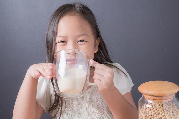 Ilustrasi kapan waktu yang baik untuk anak minum susu?