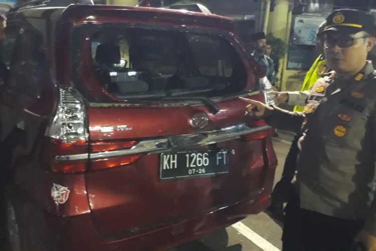 Kondisi mobil pemudik usai dirusak ratusan warga di bilangan Jalan Andi Djemma, Kecamatan Rappocini, Kota Makassar, Sulsel, pada Senin (17/4/2023) malam