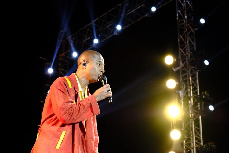 Penyanyi Marcell saat beraksi di atas panggung Batik Music Festival 2019.